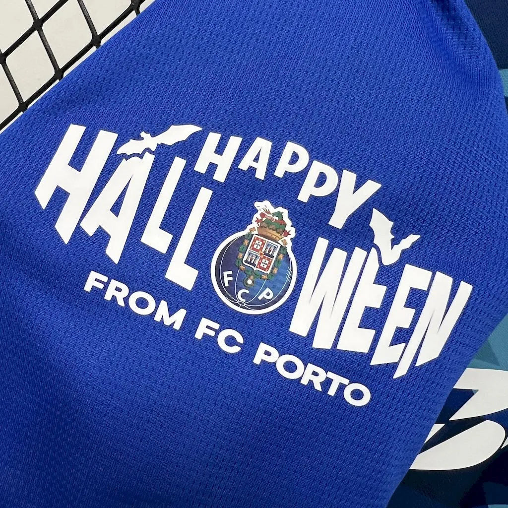 Camisola Halloween FC Porto INVICTA azul 2024/25 com estampa de Halloween em destaque.