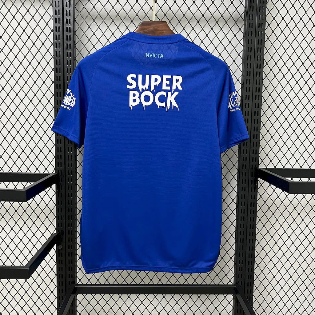 Camisola Halloween FC Porto INVICTA azul 2024/25 com detalhes da marca Super Bock na parte traseira.