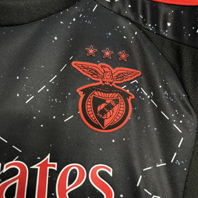 Logotipo do Conjunto Infantil Benfica Away 2024/25 com estrelas e detalhes em vermelho.
