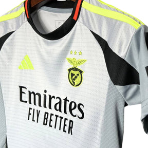 Conjunto Infantil Benfica Third 2024/25 com detalhes em preto e amarelo, perfeito para os pequenos torcedores.
