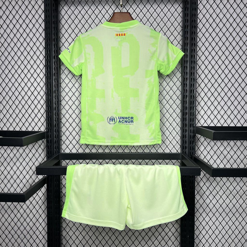 Conjunto Infantil Barcelona third 24/25 com camiseta verde claro e shorts, ideal para jovens adeptos do clube.