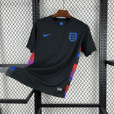 Camisola Inglaterra edição especial 25/26 da OLYMPIC STORE em fundo preto, com design moderno e logo da seleção inglesa.