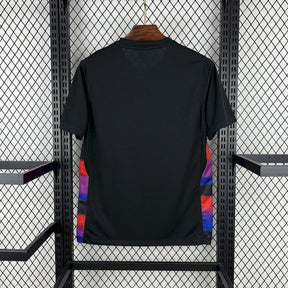 Camisola Inglaterra edição especial 25/26 mostrando o verso em fundo preto com detalhes coloridos nas laterais.