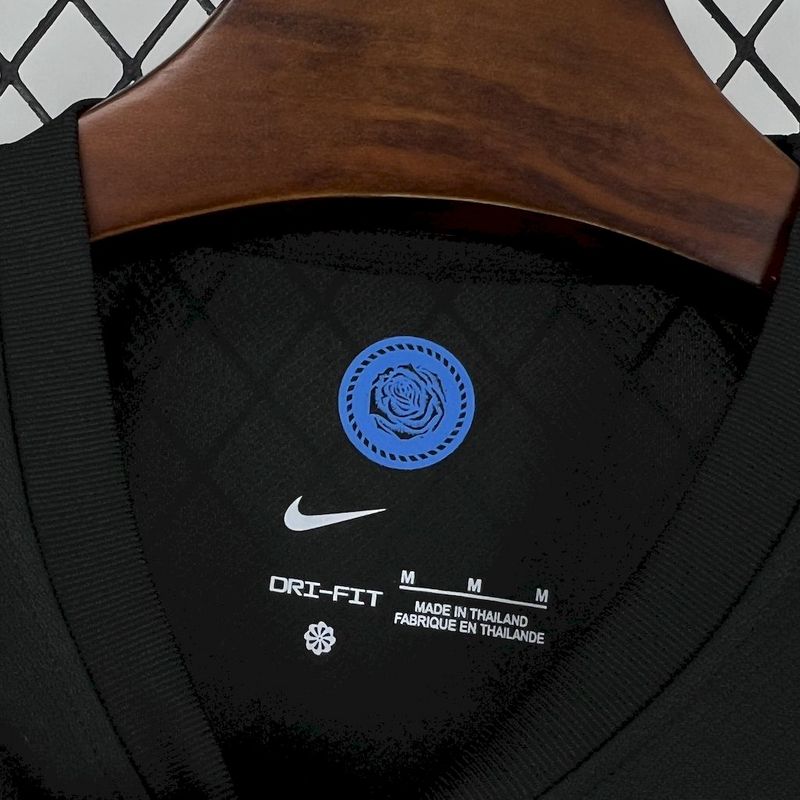 Detalhe da etiqueta interna da camisola Inglaterra edição especial 25/26, destacando marca DRI-FIT e logo Nike.