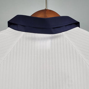 Camisola Inglaterra home 1998 Retro com detalhes em gola azul marinho e listras brancas.