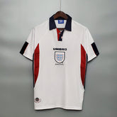 Camisola Inglaterra home 1998 Retro com detalhe do emblema Umbro, perfeita para colecionadores e fãs de futebol.