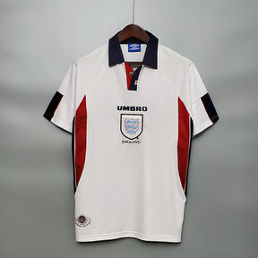 Camisola Inglaterra home 1998 Retro com detalhe do emblema Umbro, perfeita para colecionadores e fãs de futebol.