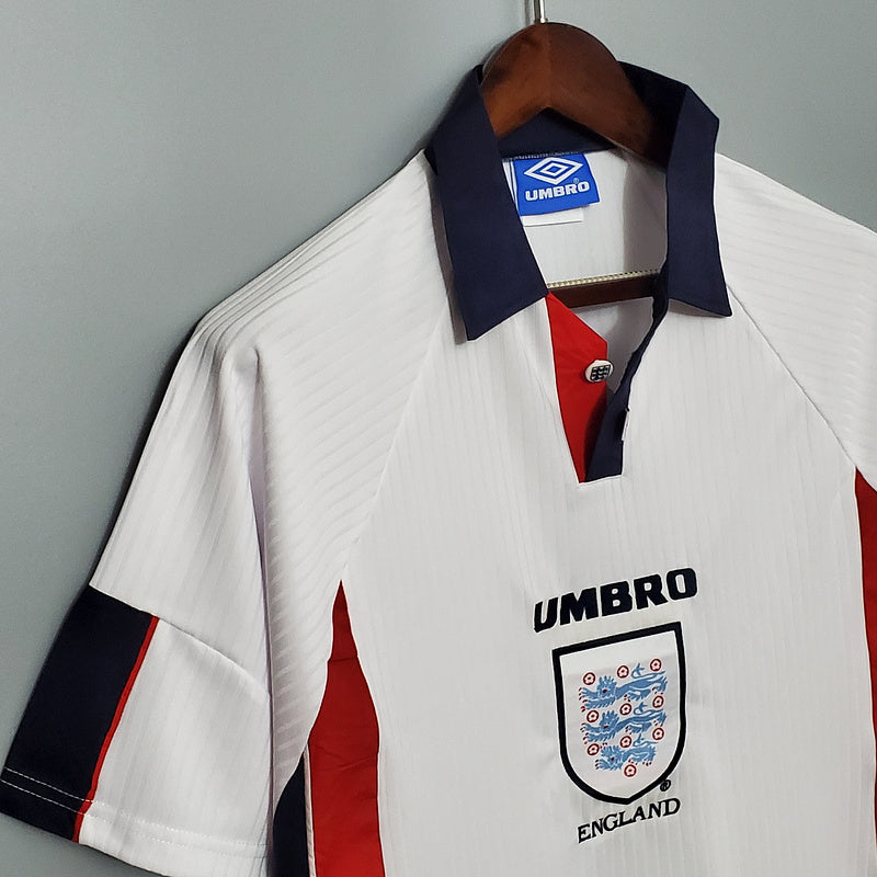 Camisola Inglaterra home 1998 Retro da Umbro, com cores brancas e detalhes em vermelho e azul.