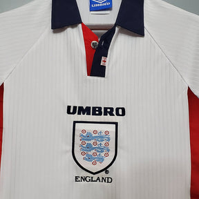 Camisola Inglaterra home 1998 Retro da Umbro com detalhes em vermelho e azul, estampado o logo da seleção inglesa.