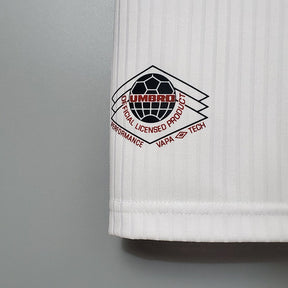 Detalhe do logo da Umbro na camisola Inglaterra home 1998 Retro, destacando a licenciamento oficial.