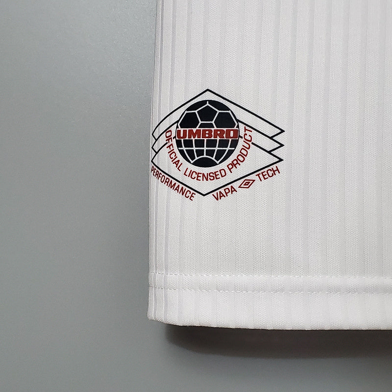 Detalhe do logo da Umbro na camisola Inglaterra home 1998 Retro, destacando a licenciamento oficial.