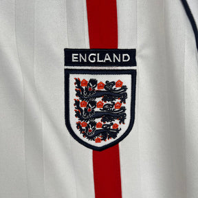 Camisola Inglaterra home 2002 Retro com o escudo da seleção da Inglaterra.