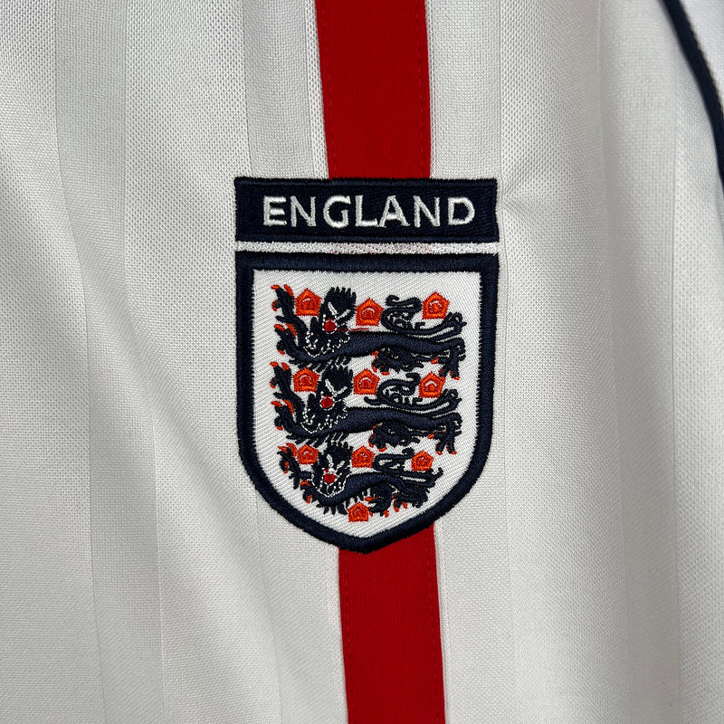 Camisola Inglaterra home 2002 Retro com o escudo da seleção da Inglaterra.