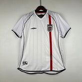 Camisola Inglaterra home 2002 Retro em fundo neutro, ideal para fãs de futebol que buscam estilo e conforto.