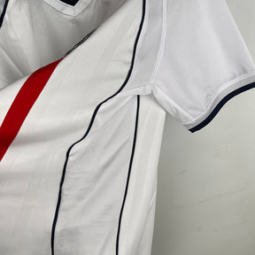 Camisola Inglaterra home 2002 Retro com detalhes em vermelho e azul, estilo clássico de futebol.