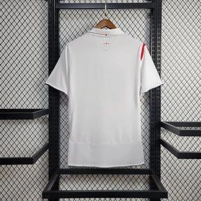 Camisola Inglaterra home 2005 Retro mostrando a parte de trás em fundo neutro com detalhes em vermelho.