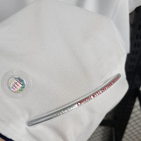 Camisola Inglaterra home 2005 Retro com detalhe da etiqueta e logo na manga.