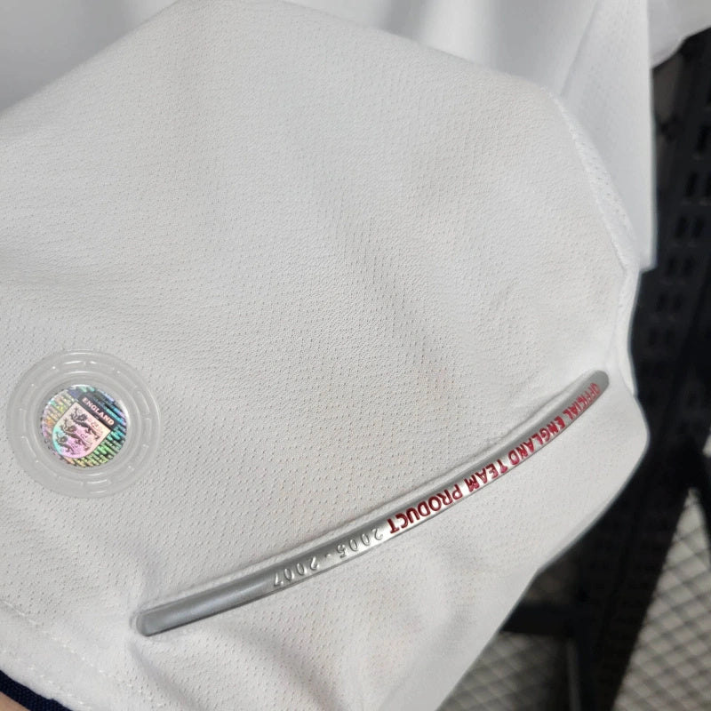 Camisola Inglaterra home 2005 Retro com detalhe da etiqueta e logo na manga.