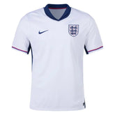 Camisola Inglaterra home 24/25 da Nike, modelo em branco com detalhes em azul e escudo da seleção inglesa.