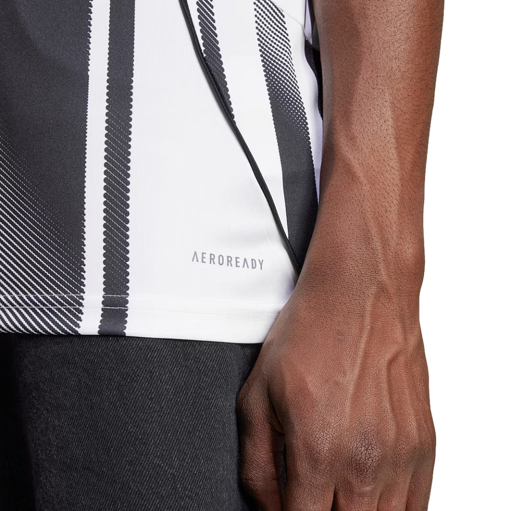 Detalhe da camisola Juventus Home 2025/26, destacando a tecnologia AEROREADY e design moderno.