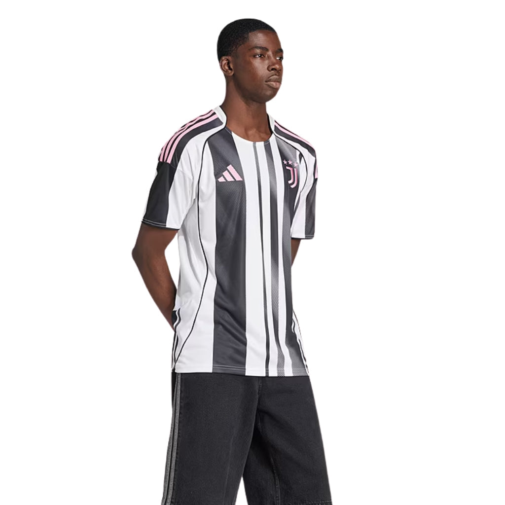 Camisola Juventus Home 2025/26 em modelo masculino, com listras verticais e detalhes em rosa.