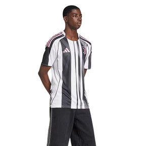 Camisola Juventus Home 2025/26 em modelo masculino, com listras verticais e detalhes em rosa.
