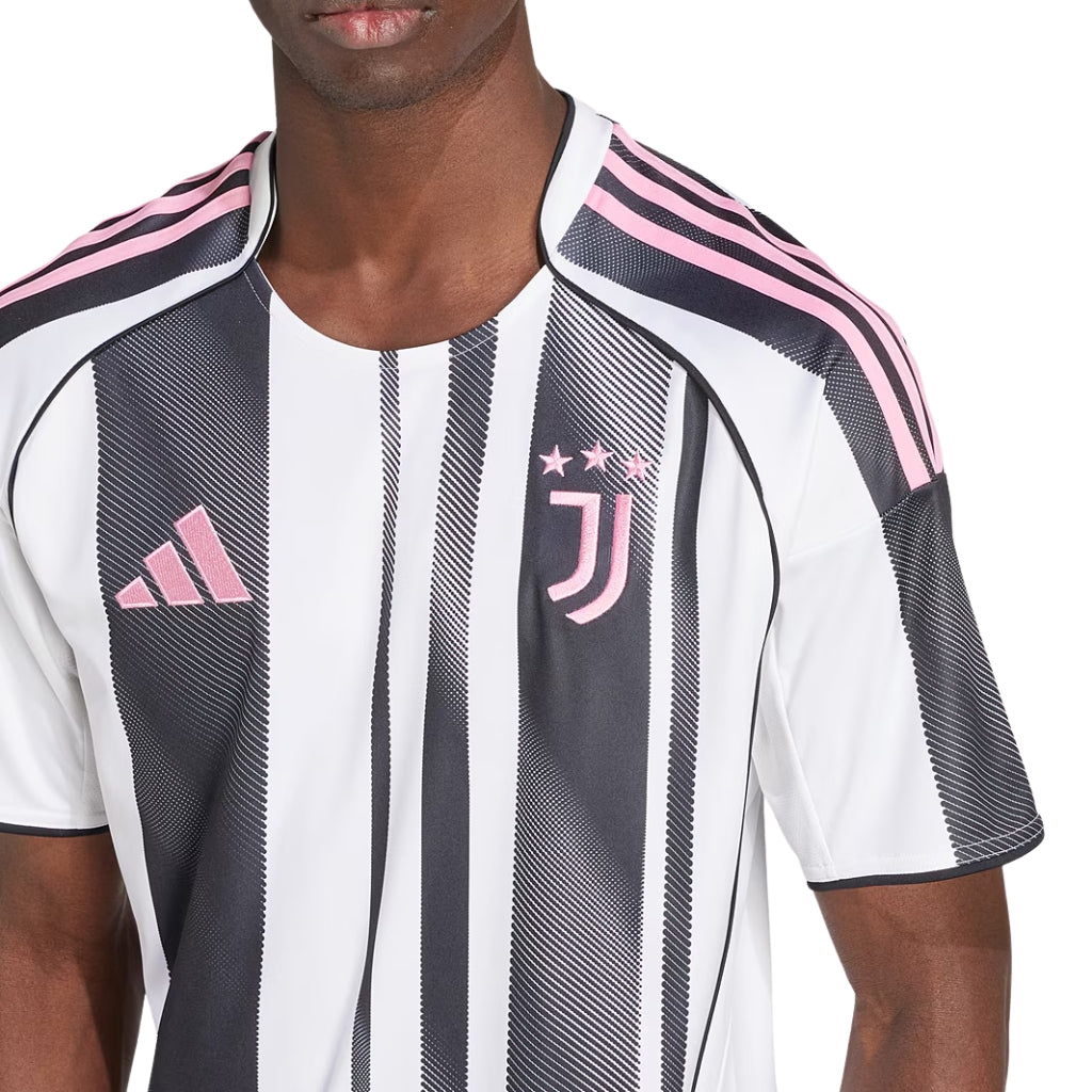 Camisola Juventus Home 2025/26 com detalhes em rosa e listras, perfeita para torcedores do time.