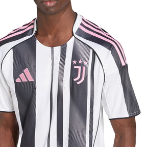 Camisola Juventus Home 2025/26 com detalhes em rosa e listras, perfeita para torcedores do time.
