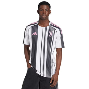 Camisola Juventus Home 2025/26 em modelo masculino, com listras pretas e brancas e detalhes em rosa.
