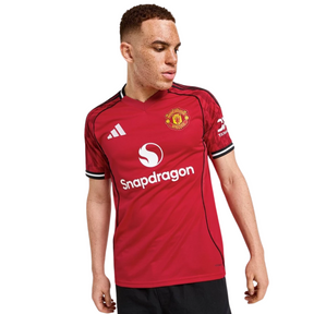 Camisola Manchester United Home 2025/26 em vermelho, modelo da Adidas com patrocinador Snapdragon.