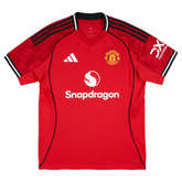 Camisola Manchester United Home 2025/26 destacando o logotipo e a tecnologia de desempenho.