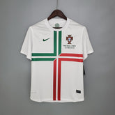 Camisola Portugal Away 2012 Retro com design em branco, verde e vermelho, em exibição.