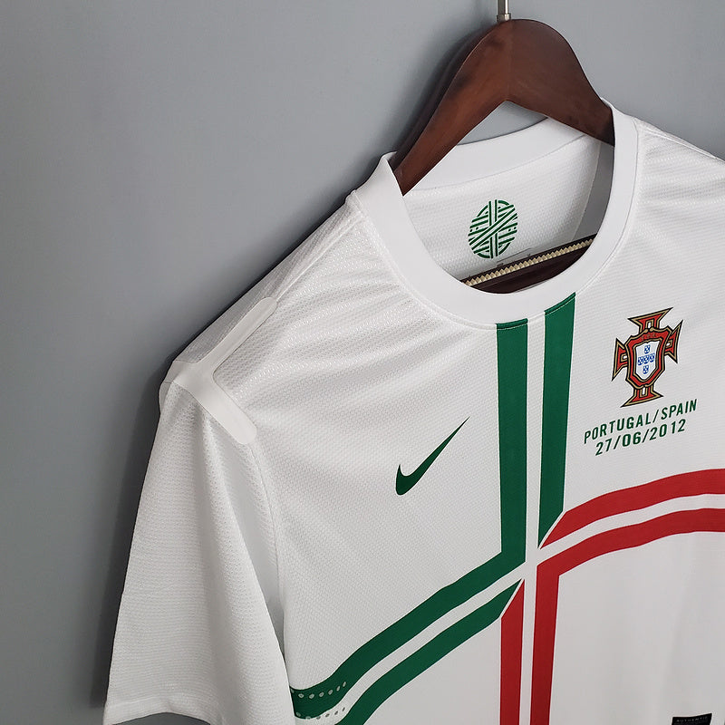 Camisola Portugal Away 2012 Retro com detalhes em verde e vermelho, estampa da data e logo da Nike.