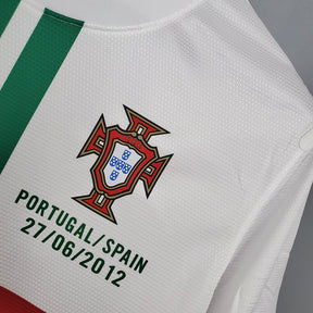 Camisola Portugal Away 2012 Retro com escudo e detalhes em verde, branco e vermelho.