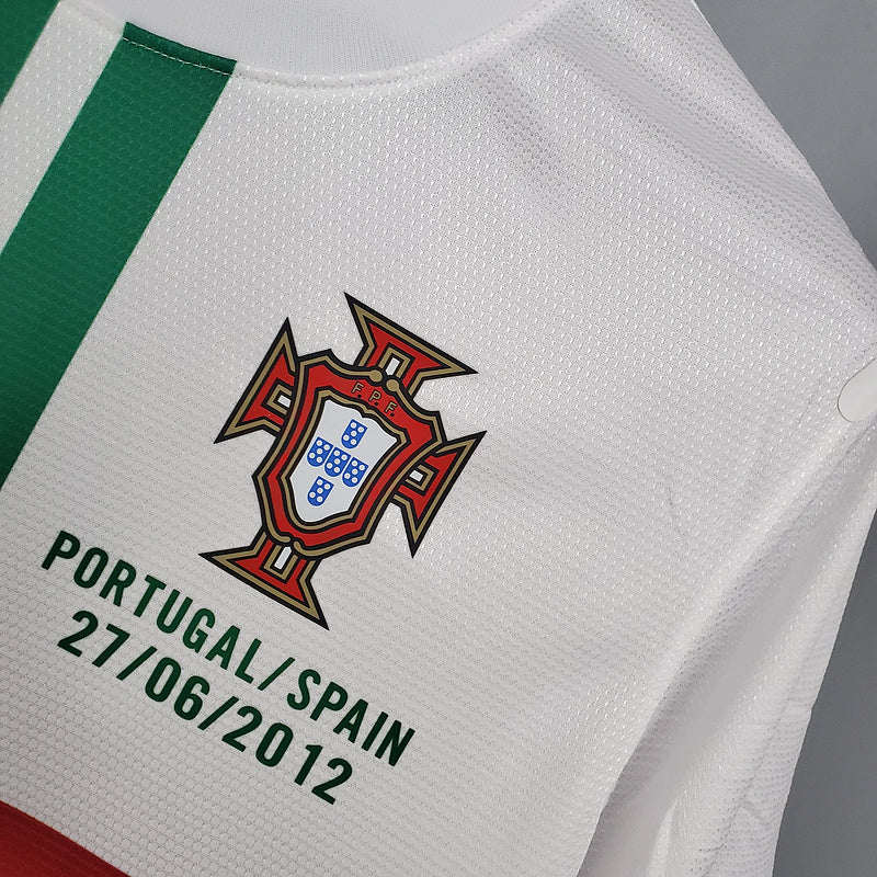 Camisola Portugal Away 2012 Retro com escudo e detalhes em verde, branco e vermelho.