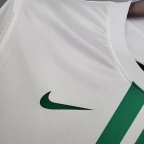 Camisola Portugal Away 2012 Retro com detalhes em verde e logo Nike visível.