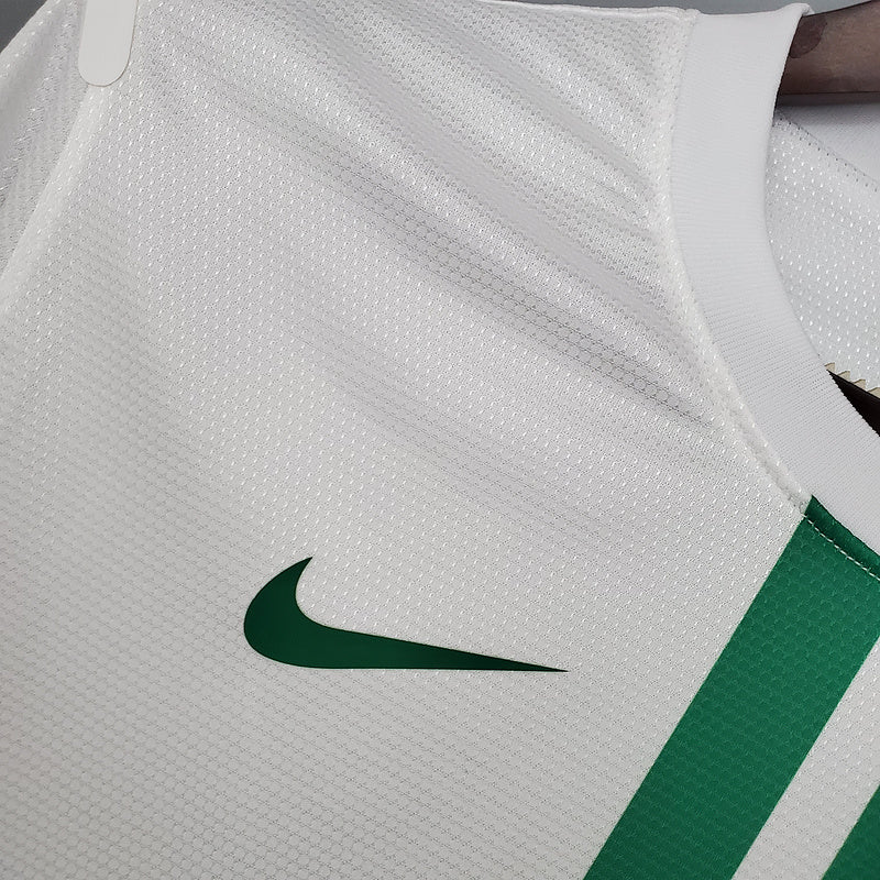 Camisola Portugal Away 2012 Retro com detalhes em verde e logo Nike visível.