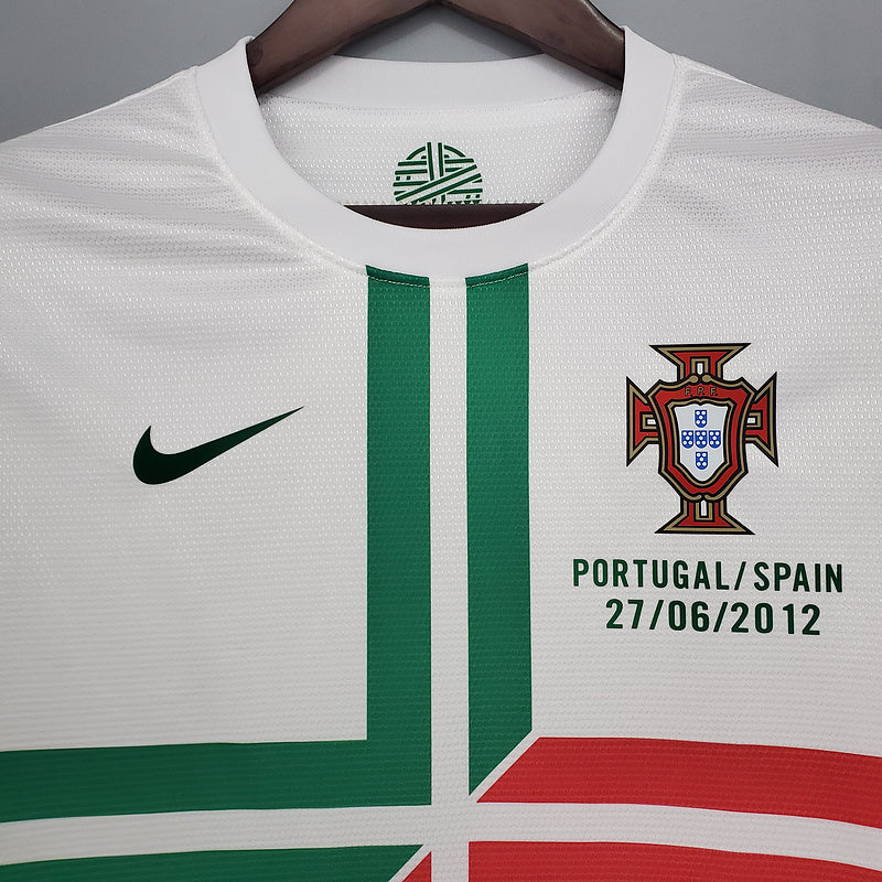 Camisola Portugal Away 2012 Retro com detalhes da bandeira e logotipo da Nike.