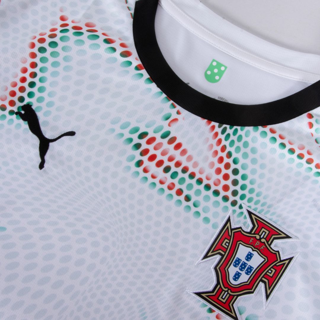Camisola Portugal away 25/26 com patch da Liga das Nações, design moderno e cores vibrantes.