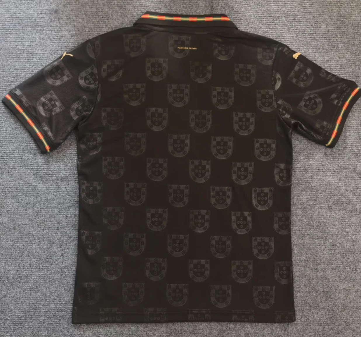 Camisola Portugal Edição Especial Pantera Negra 25/26 OLYMPIC STORE, visual exclusivo com brasões em fundo preto.