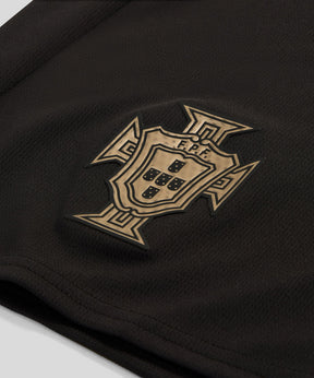 Camisola Portugal Edição Especial Pantera Negra com detalhe do emblema da seleção portuguesa.