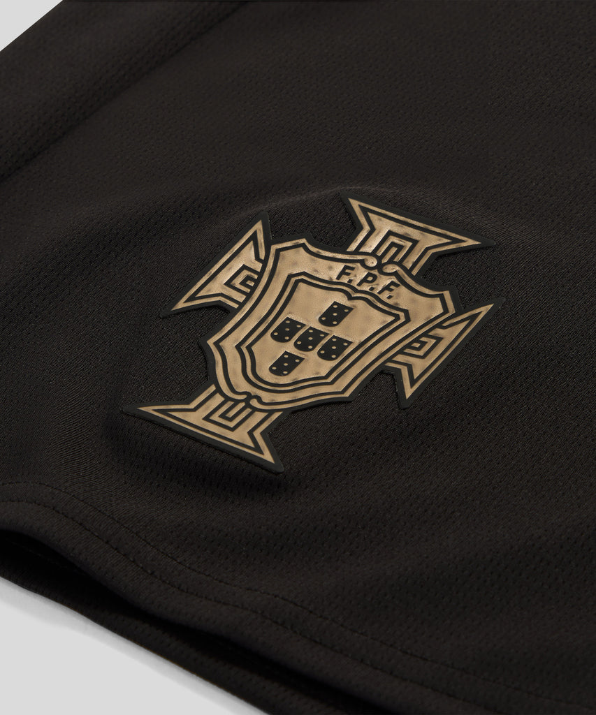Camisola Portugal Edição Especial Pantera Negra com detalhe do emblema da seleção portuguesa.
