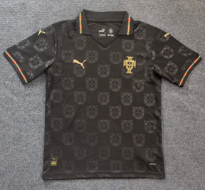 Camisola Portugal Edição Especial Pantera Negra 25/26 com design único e detalhes em dourado.