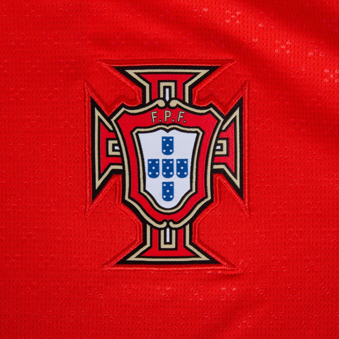 Logotipo da Federação Portuguesa de Futebol na camisola Portugal 25/26 Liga das Nações