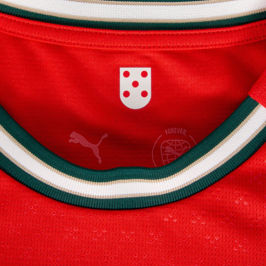 Camisola Portugal home 25/26 com detalhes do colarinho e logotipo da Puma.