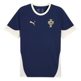 Camisola Portugal treino 25/26 da OLYMPIC STORE, modelo azul com detalhes em branco e escudo da seleção.