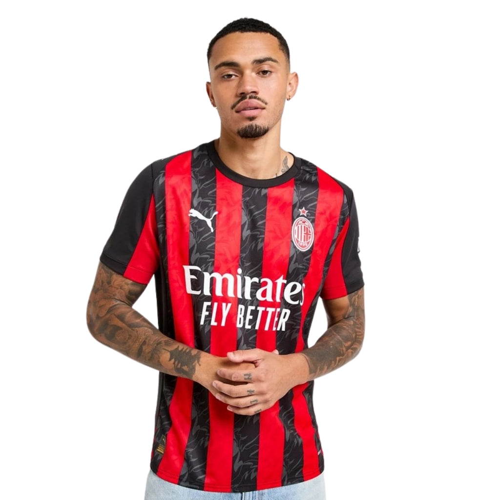 Camisola AC Milan Home 2025/26 com modelo masculino usando a camisa em fundo branco.