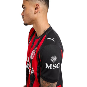 Camisola AC Milan Home 2025/26 em vista lateral, modelo preto e vermelho, marca Puma.
