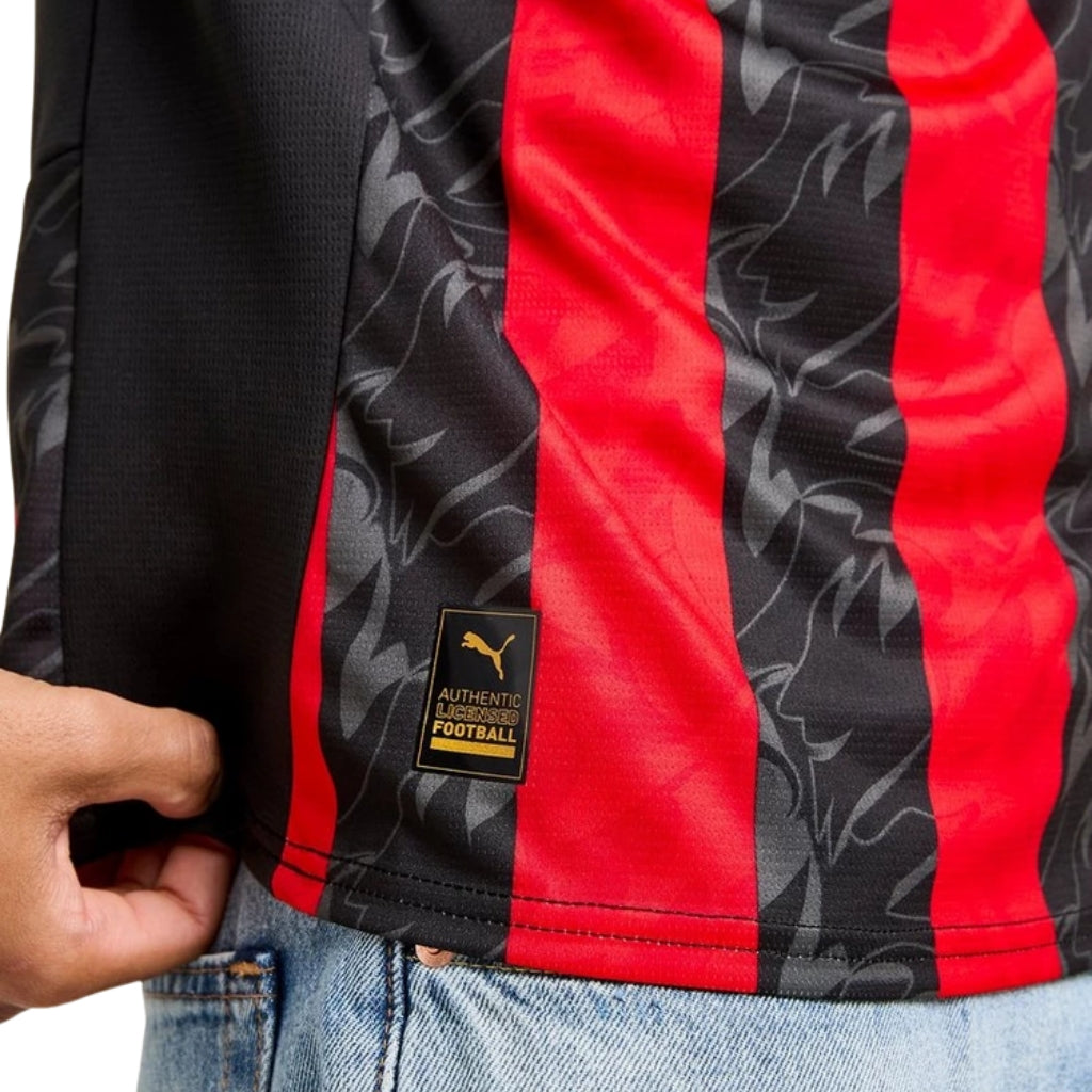 Camisola AC Milan Home 2025/26 com detalhes em preto e vermelho, logo da Puma e autenticidade em futebol.