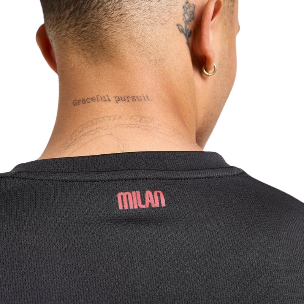 Camisola AC Milan Home 2025/26 vista de trás com detalhe do logo MILAN na parte superior.